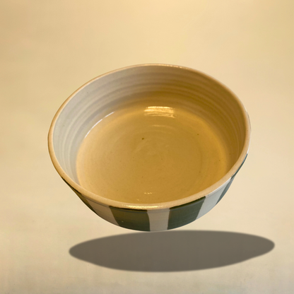 Gamelle en céramique artisanale motif rayures vert